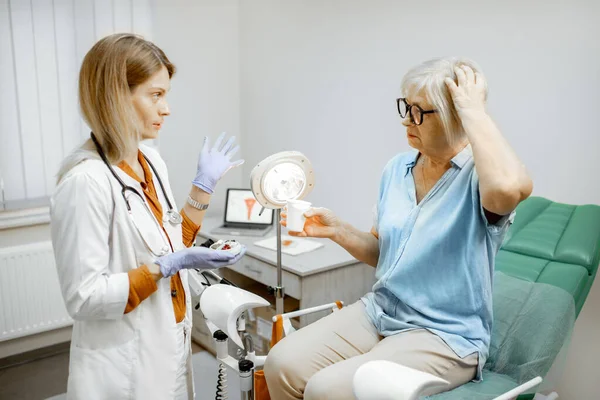 Senior woman with gynecologist in the office — Stockfoto