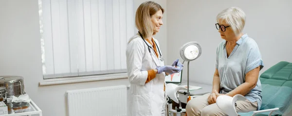 Senior woman with gynecologist in the office — Stockfoto