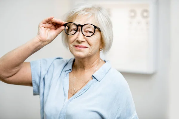 Portrait d'une femme âgée avec des lunettes dans un cabinet médical — Photo