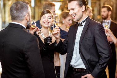 Kapalı alanda kutlama yapan zarif insanlar.