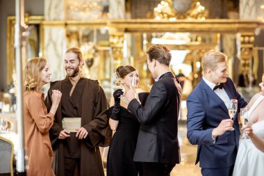 Bir grup zarif insan içeride dans ediyor.