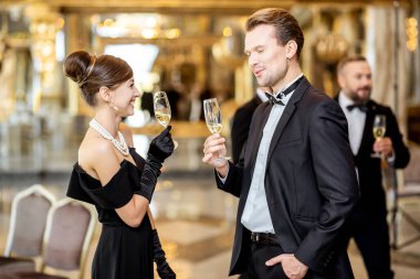 Yeni yılı kutlayan çift