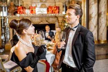 Yeni yılı kutlayan zarif bir çift.