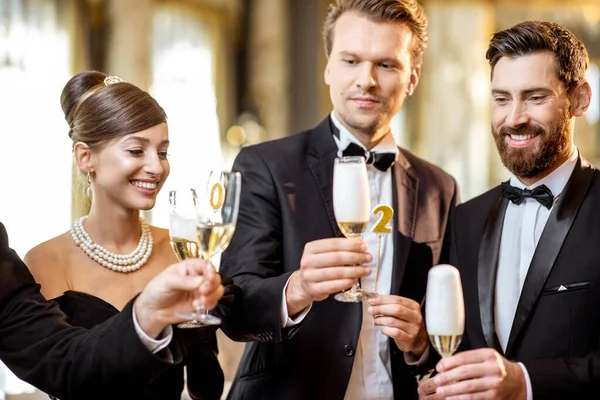 Gente bien vestida celebrando Año Nuevo en el interior — Foto de Stock