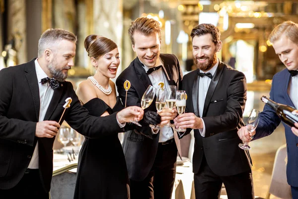 Gente bien vestida celebrando Año Nuevo en el interior —  Fotos de Stock