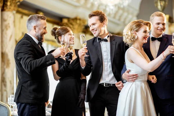 Persone eleganti durante una celebrazione all'interno — Foto Stock