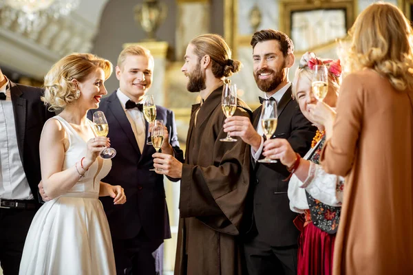 Eleganta människor under en fest inomhus — Stockfoto