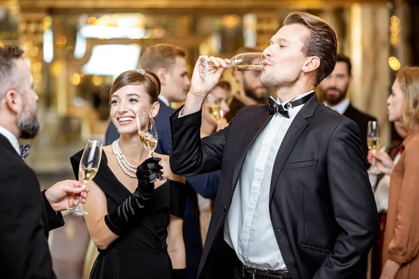 Personas elegantes durante una celebración en el interior —  Fotos de Stock