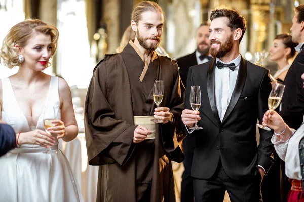 Personas elegantes durante una celebración en el interior —  Fotos de Stock