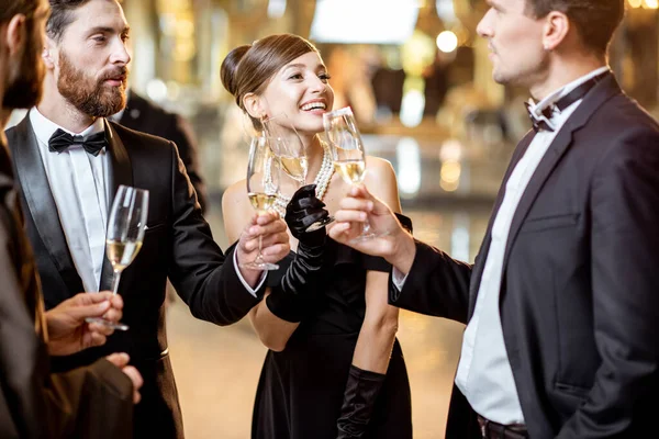 Des personnes élégantes lors d'une célébration à l'intérieur — Photo