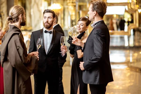 Persone eleganti durante una celebrazione all'interno — Foto Stock