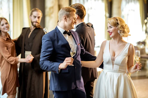 Gente elegante celebrando en interiores — Foto de Stock