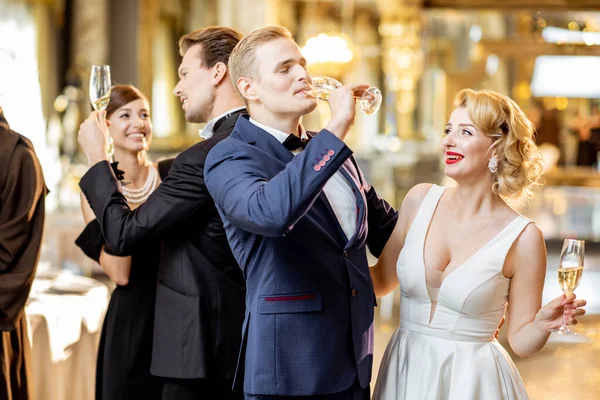 Gente elegante celebrando en interiores —  Fotos de Stock