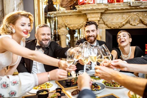 Las personas elegantemente vestidas celebran las vacaciones de Año Nuevo en interiores — Foto de Stock