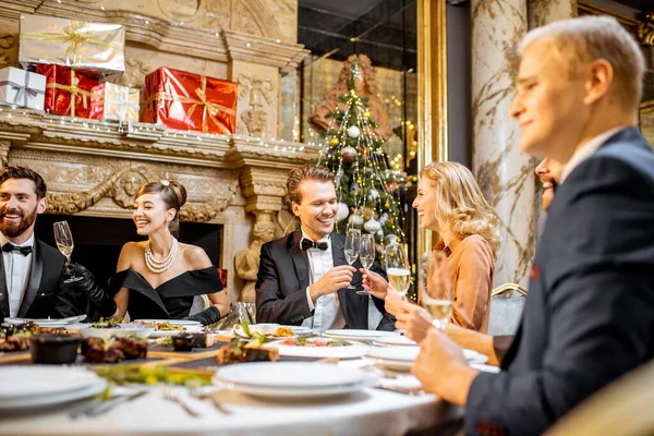 Des gens élégamment habillés qui dînent à l'intérieur — Photo