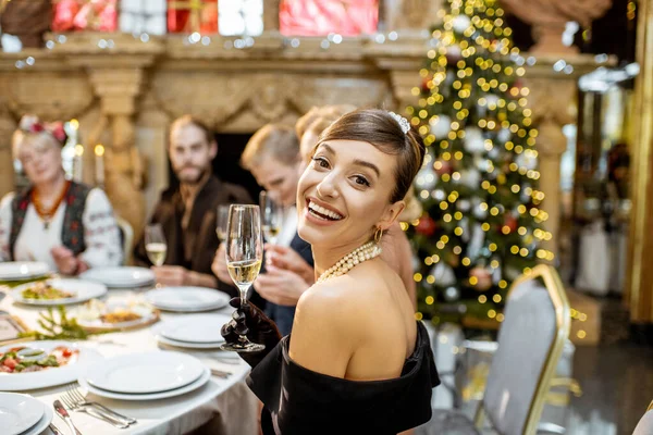 Žena s přáteli během slavnostní večeře na Silvestra — Stock fotografie