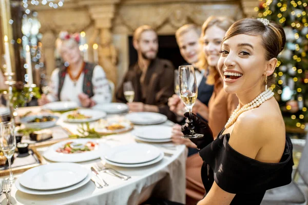 Žena s přáteli během slavnostní večeře na Silvestra — Stock fotografie