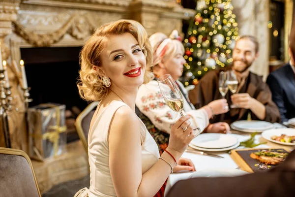 Donna con gli amici durante una cena festiva a Capodanno — Foto Stock