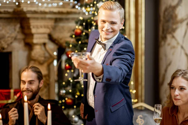 Portrait of a man with drink on a New Years Eve — ストック写真