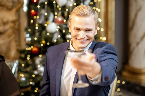 Portrait of a man with drink on a New Years Eve — ストック写真