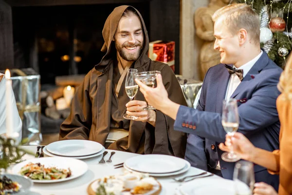 Elegant klädda människor som har en festlig middag inomhus — Stockfoto