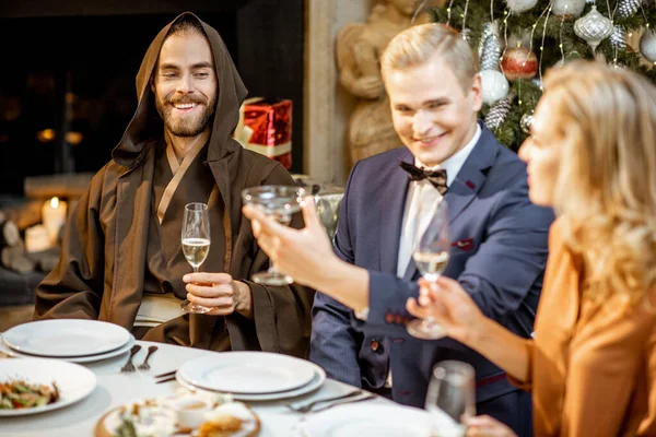 Elegancko ubrani ludzie jedzący świąteczną kolację w domu — Zdjęcie stockowe