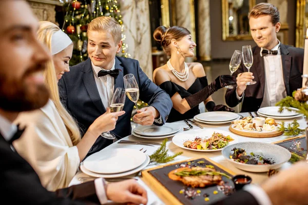 Persone elegantemente vestite che celebrano le vacanze di Capodanno al chiuso — Foto Stock