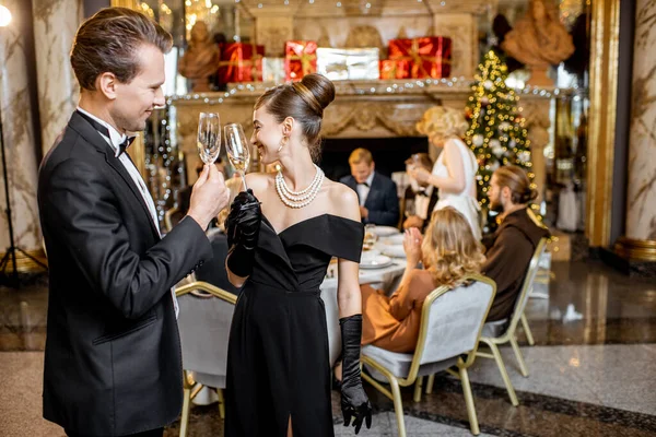 Elegant par firar nyår semester — Stockfoto