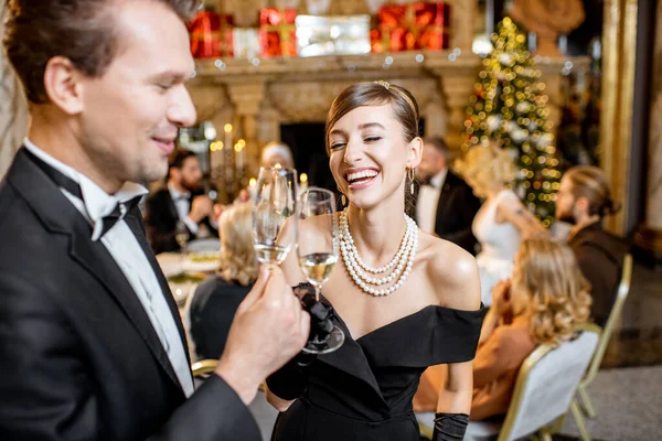 Elegante coppia che celebra la festa di Capodanno — Foto Stock