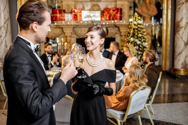 Elegant par firar nyår semester — Stockfoto