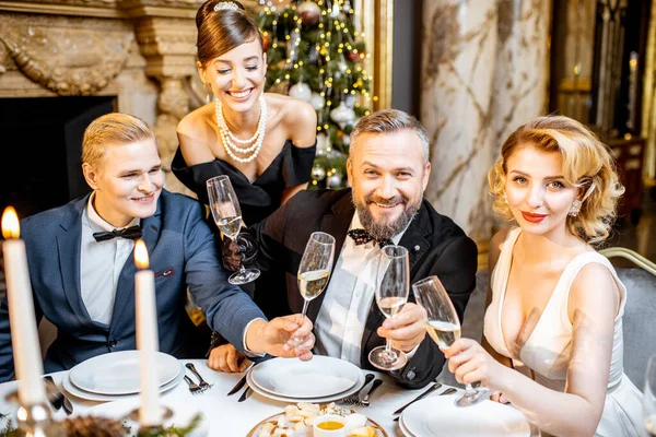 Portrait of an elegantly dressed people celebrating New Year holiday indoors — ストック写真