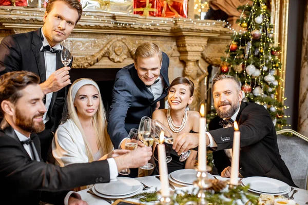 Elegantně oblečení lidé slaví Silvestrovskou dovolenou uvnitř — Stock fotografie