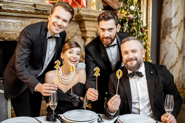 Elegantní lidé slaví Silvestrovskou dovolenou — Stock fotografie