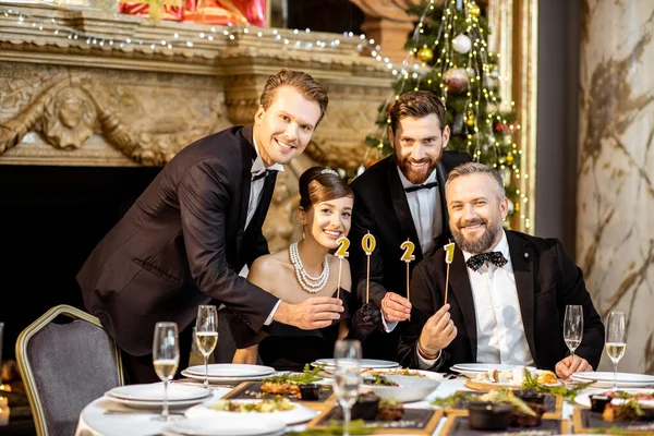 Elegant people celebrating New Year holiday — ストック写真