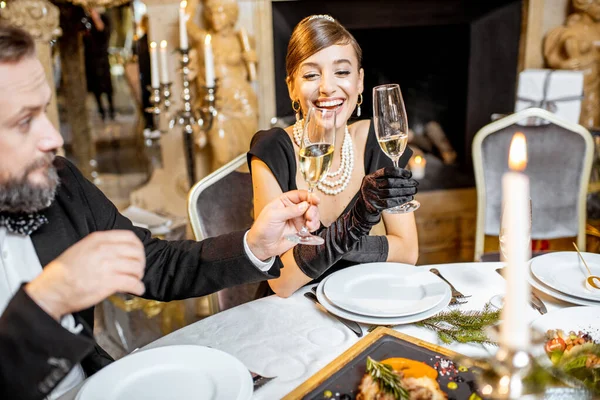 Elegant gekleidete Menschen bei einem festlichen Abendessen im Haus — Stockfoto