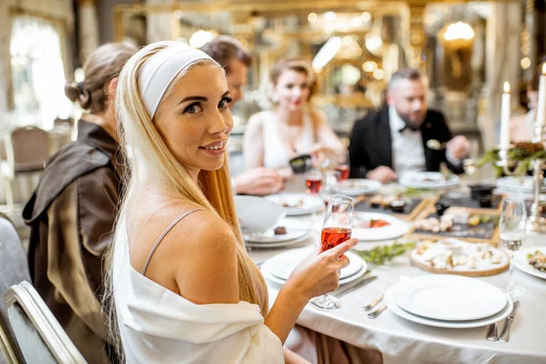 Eleganccy ludzie jedzący świąteczną kolację w restauracji — Zdjęcie stockowe