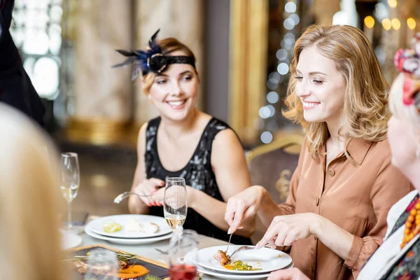 Eleganta människor som äter festlig middag på restaurangen — Stockfoto