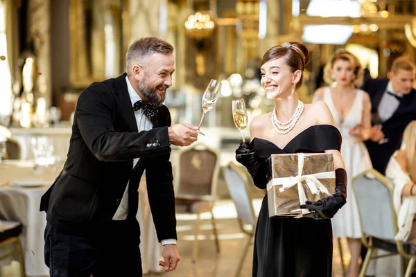 Casal celebrando um Ano Novo — Fotografia de Stock