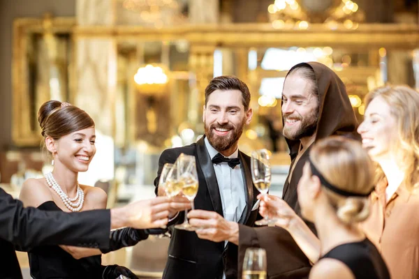 Gente bien vestida celebrando Año Nuevo en el interior —  Fotos de Stock