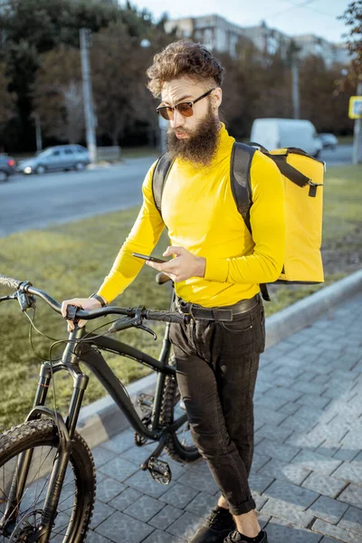 Futár, aki ételt szállít kerékpáron — Stock Fotó