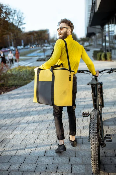 Man levert eten in thermo zak — Stockfoto