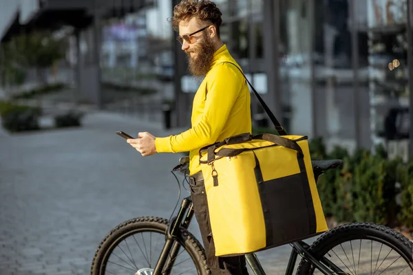 Hombre entregando comida con bolsa térmica en bicicleta — Foto de Stock
