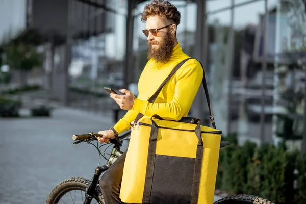 Homem entregando comida com saco térmico em uma bicicleta — Fotografia de Stock