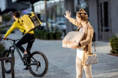 Yanlış müşteri ve teslimatçı.