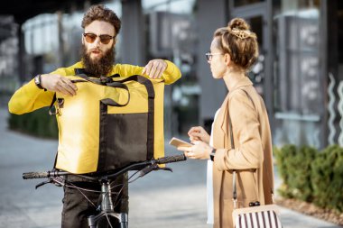Bir kadına yemek getiren kurye.