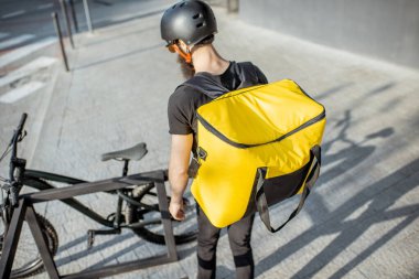 Bisikletle yiyecek getiren kurye.