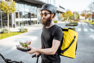 Kurye paket yemek getiriyor.