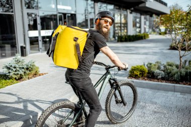 Bisikletle yiyecek getiren kurye.