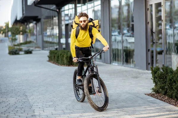 Correio entrega de alimentos em uma bicicleta — Fotografia de Stock