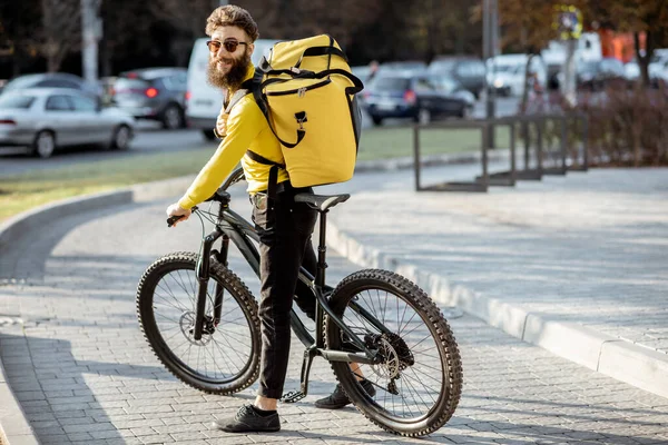 Correio entrega de alimentos em uma bicicleta — Fotografia de Stock